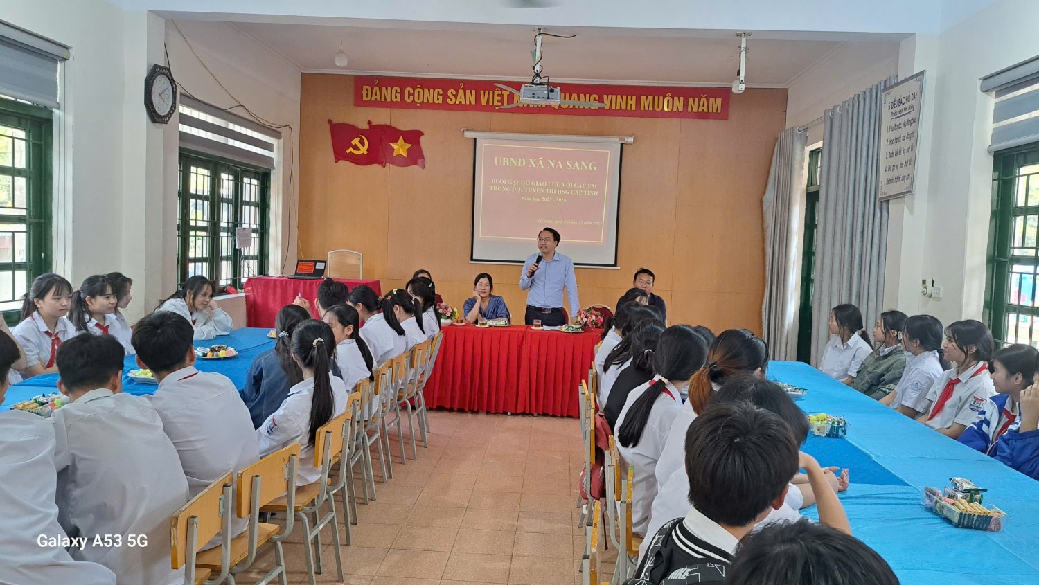 Ảnh: Đ/c Nguyễn Võ Nam - PCT  UBND xã Na Sang đến động viên các em tham dự kì thi HSG cấp tỉnh năm học 2025 - 2026